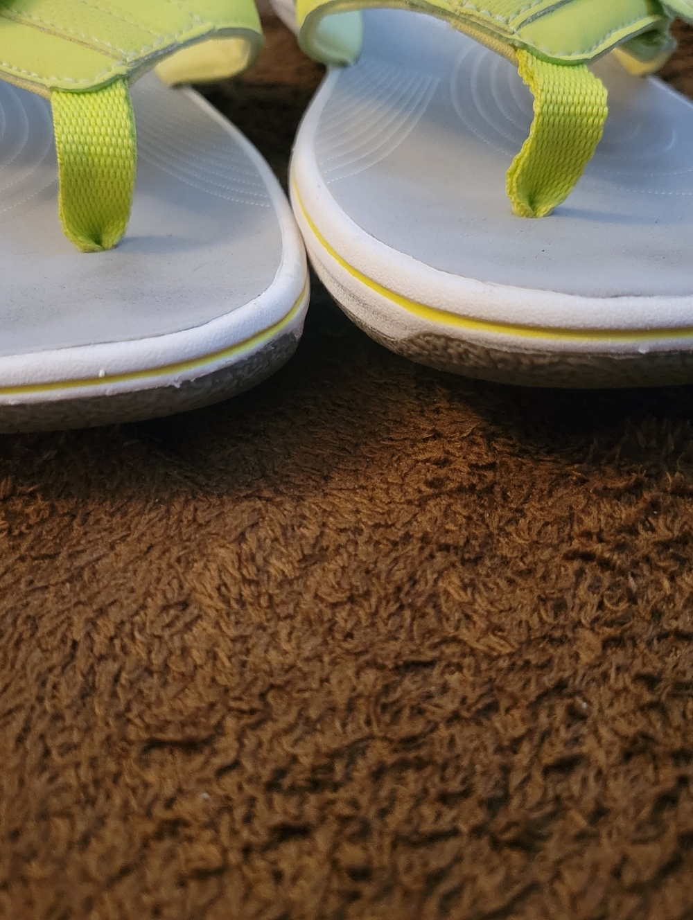 Clark Cloudsteppers Chartreuse Flip Flop Sandals. Very Good Condition. Size 10 - Picture 3 of 5